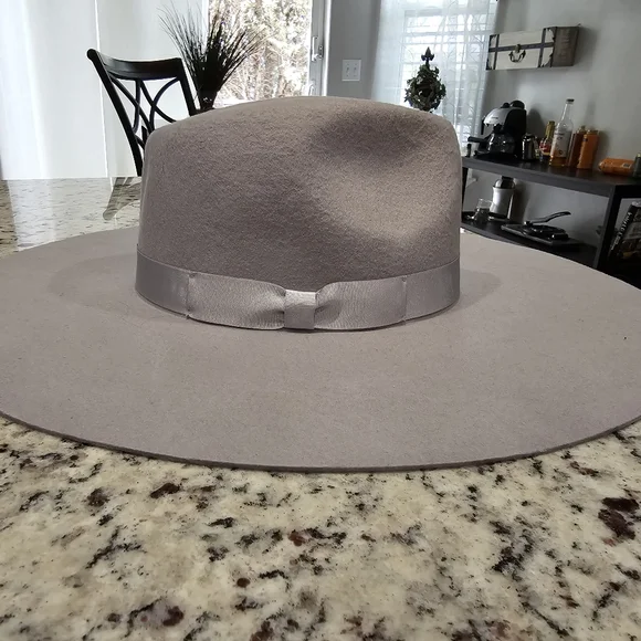 Lack of color Rancher - Picture 1 of 2